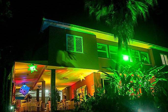 Área externa e fachada iluminada da Estrela Encantada